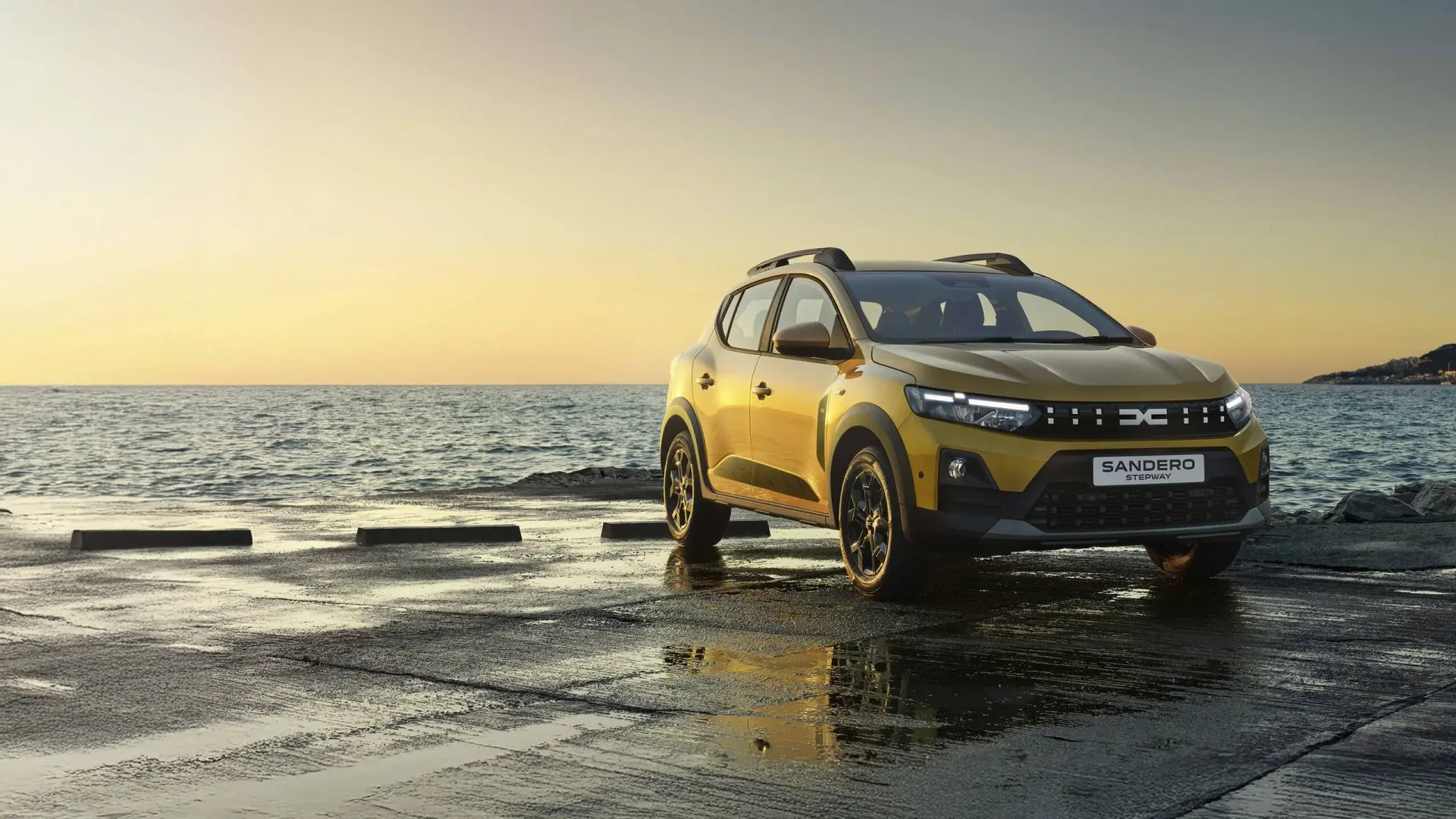 Deniz kıyısında gün batımında Dacia Sandero Stepway